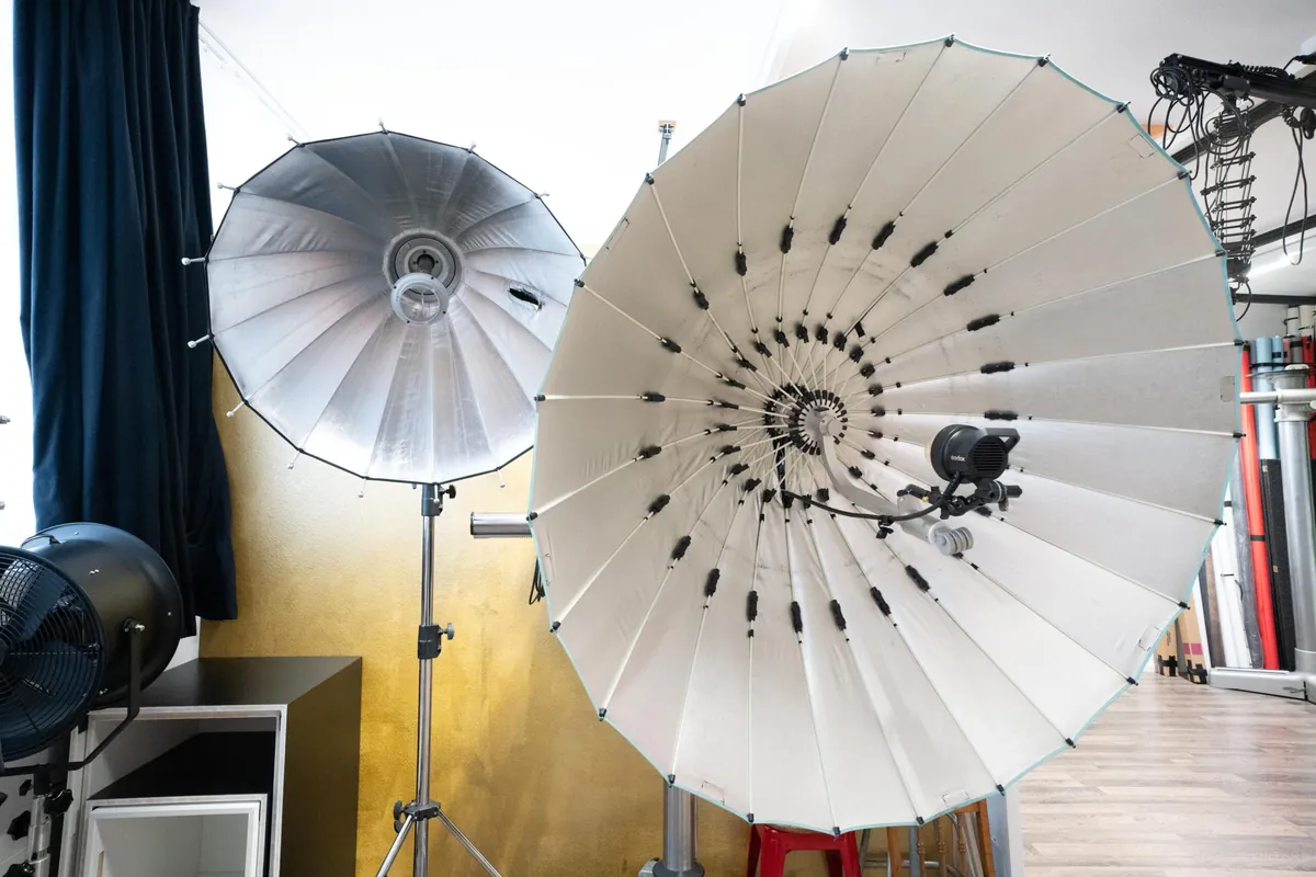 Zwei grosse Lichtformer im Kraftwerk Studio in Krummenau, dahinter eine goldene Wand